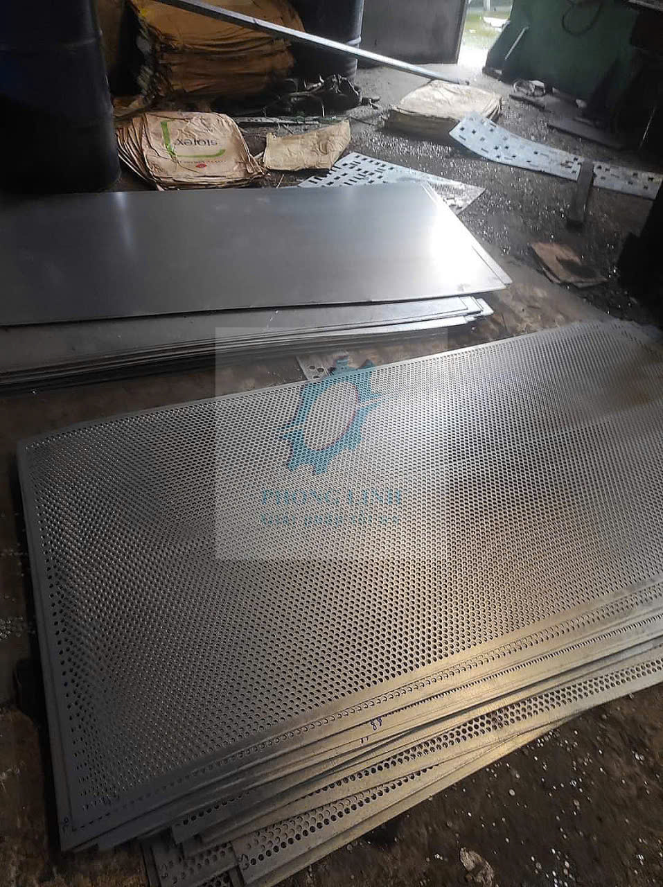Tôn kẽm cuộn dập lỗ 0.38 - 0.6mm - Ảnh 4