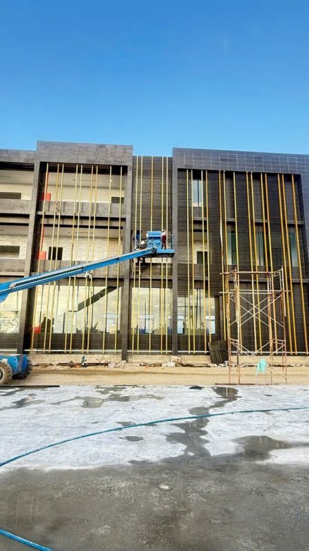 tôn đột lỗ trang trí mặt tiền nhà điều hành khu công nghiệp