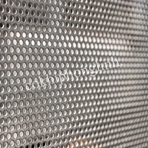 Tấm tôn lỗ tròn được gia công chính xác, bề mặt đẹp, độ bền cao, đáp ứng nhiều nhu cầu sử dụng.