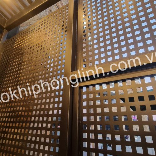 Tôn đột lỗ là loại tôn được gia công tạo lỗ trên bề mặt theo hình dạng, kích thước ứng dụng trong vách ngăn, lam che, ốp trần ốp tường, mai che, công nông nghiệp