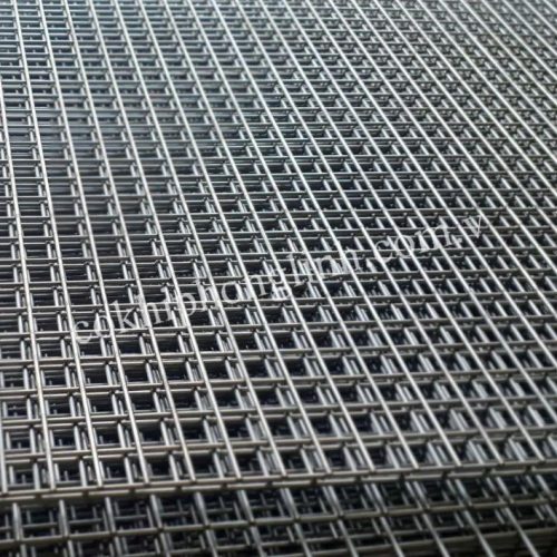 Lưới thép hàn là sản phẩm lưới làm từ sợi thép kéo nguội cường độ cao, hàn chập tự động tại các điểm giao nhau thi công trong xây dựng và ứng dụng nhiều trong công nghiệp