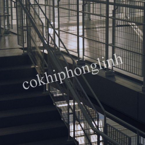 Thiết kế lan can cầu thang bằng lưới thép mang phong cách hiện đại với nhiều kích thước ô lưới đa dạng, đáp ứng yêu cầu về thẩm mỹ, độ an toàn và khả năng thi công linh hoạt cho nhiều loại công trình.