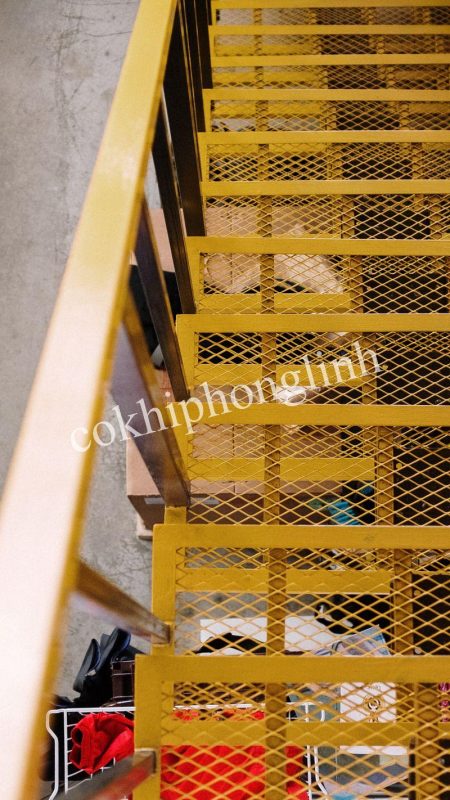 Mẫu lan can lưới thép mạ kẽm có khả năng chịu lực tốt, chống oxy hóa và thích hợp sử dụng cho cả không gian trong nhà lẫn ngoài trời