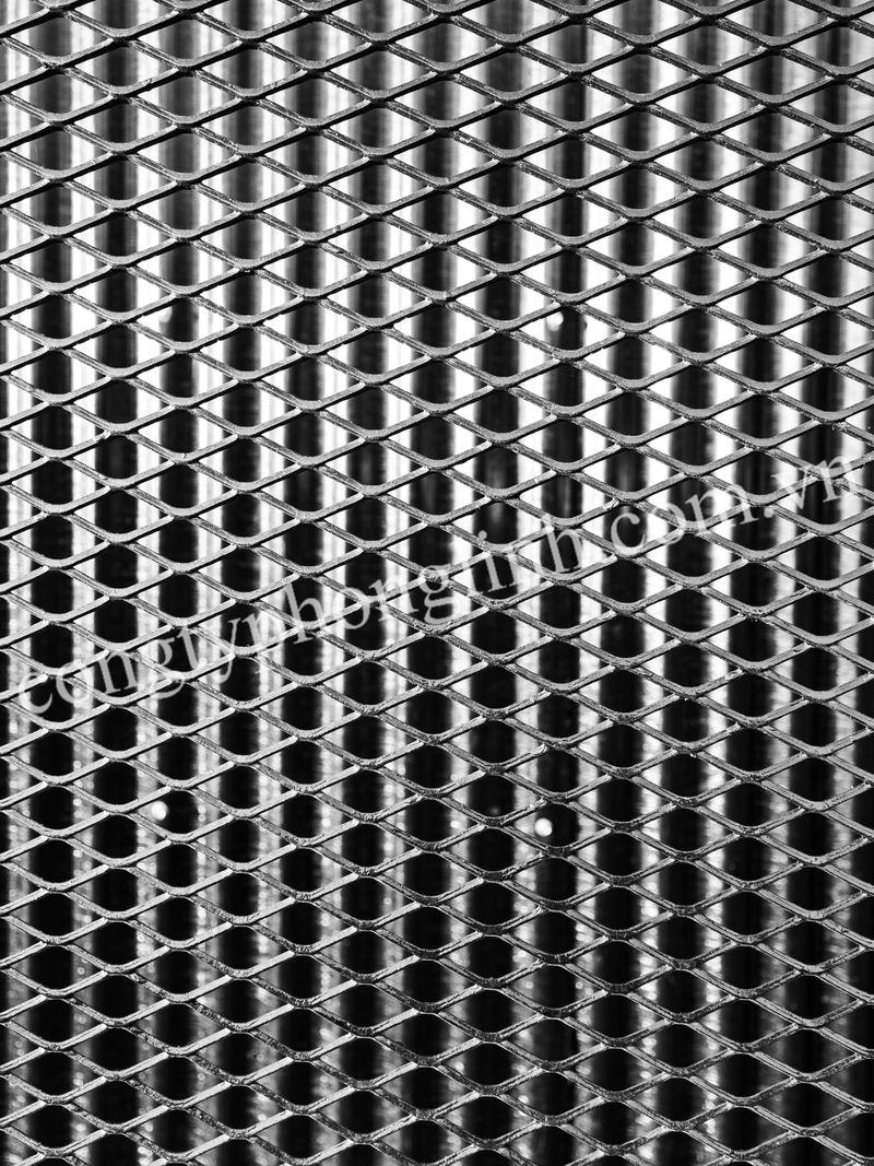 Lưới inox thực phẩm 304 chất lượng cao, bề mặt sáng bóng, chống gỉ sét, phù hợp sử dụng trong ngành chế biến thực phẩm.