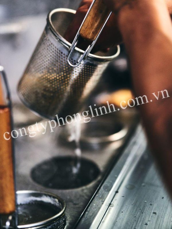 Lưới inox hàn thực phẩm ứng dụng làm khay sấy, băng tải và thiết bị hỗ trợ trong dây chuyền chế biến thực phẩm.