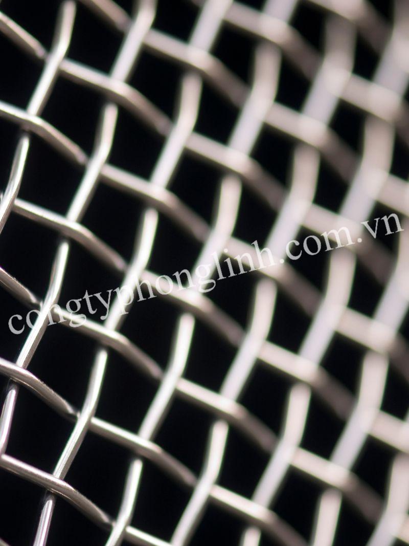 Cận cảnh lưới inox dệt với kích thước mắt lưới chính xác, giúp lọc tạp chất hiệu quả trong nhiều hệ thống sản xuất.