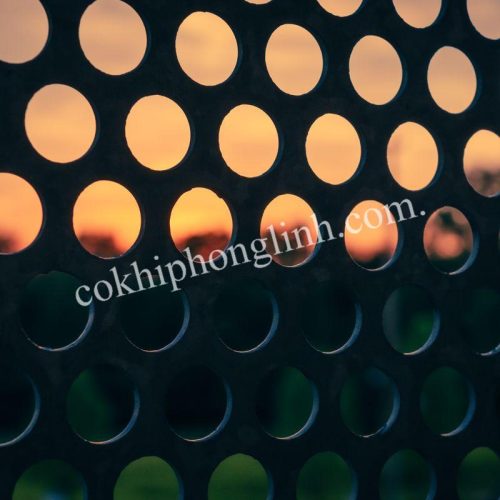 Sản phẩm thường được chế tạo từ tôn mạ kẽm, thép không gỉ (inox), thép đen hoặc nhôm, đáp ứng đa dạng nhu cầu sử dụng trong xây dựng, công nghiệp và trang trí.