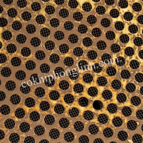 Sản phẩm thường được chế tạo từ tôn mạ kẽm, thép không gỉ (inox), thép đen hoặc nhôm, đáp ứng đa dạng nhu cầu sử dụng trong xây dựng, công nghiệp và trang trí.