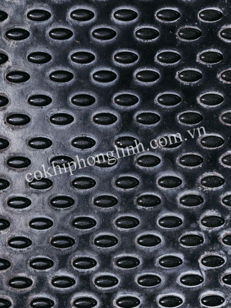 Tôn chống trượt inox có khả năng chống ăn mòn cao, tuổi thọ lâu dài.